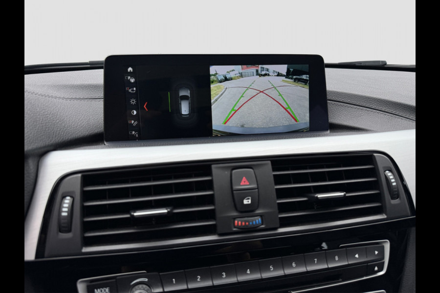 BMW 3 Serie Touring 318i M-Sport | Panorama | 19 inch | LED | Camera | Stoelverwarming | Leer | Elektr. achterklep
