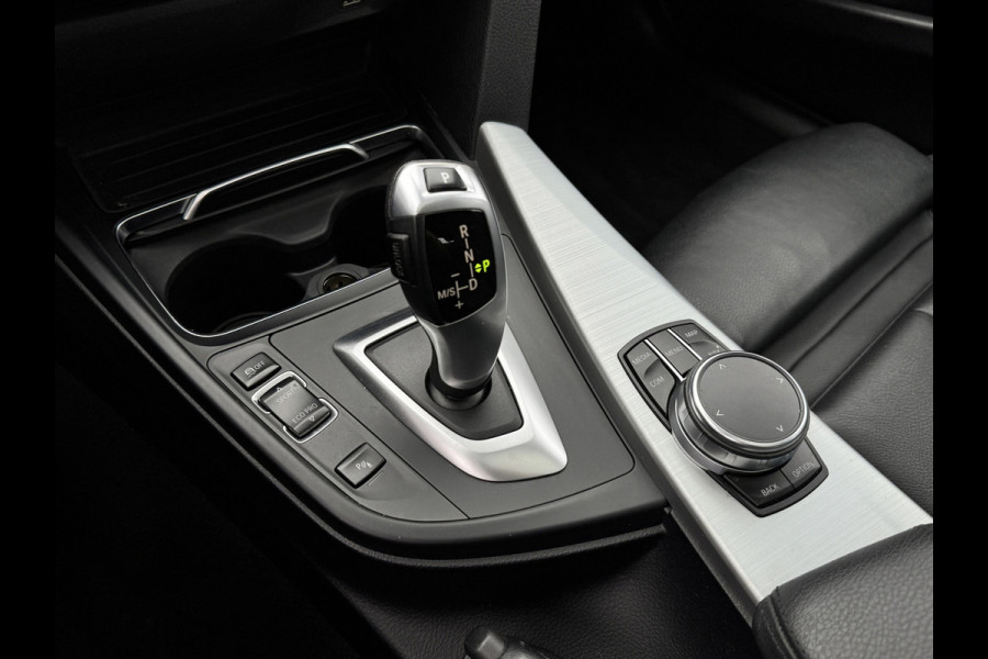 BMW 3 Serie Touring 318i M-Sport | Panorama | 19 inch | LED | Camera | Stoelverwarming | Leer | Elektr. achterklep