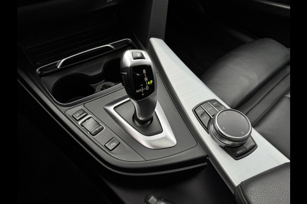 BMW 3 Serie Touring 318i M-Sport | Panorama | 19 inch | LED | Camera | Stoelverwarming | Leer | Elektr. achterklep