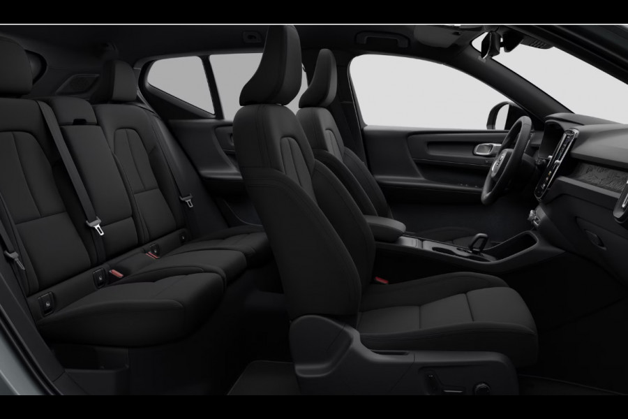 Volvo EX40 Single Motor Extended Range Plus Black Ed. 82 kWh Harman Kardon audio/ Adaptive cruise control/ Pilot assist/ Google Services/ Elektrisch verstelbare stoelen met geheugen/ Stuurverwarming/ Stoelverwarming voor en achter/ 20" Lichtmetalen velgen