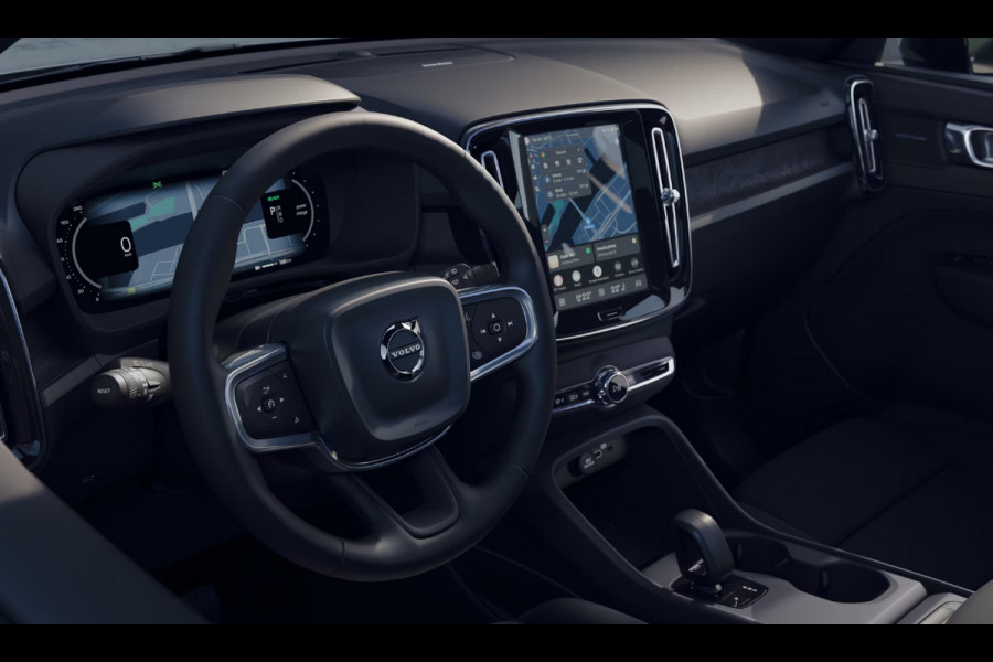 Volvo EX40 Single Motor Extended Range Plus Black Ed. 82 kWh Harman Kardon audio/ Adaptive cruise control/ Pilot assist/ Google Services/ Elektrisch verstelbare stoelen met geheugen/ Stuurverwarming/ Stoelverwarming voor en achter/ 20" Lichtmetalen velgen