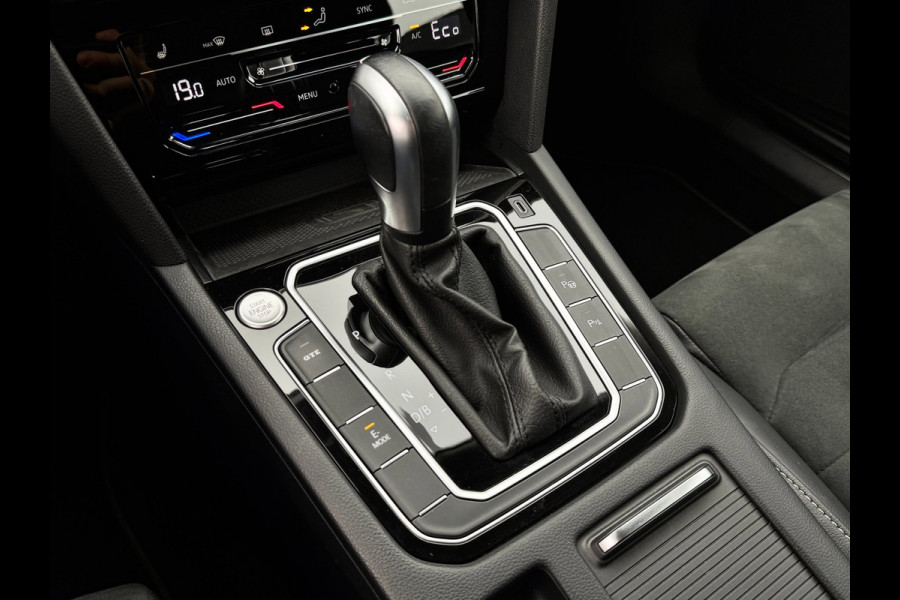 Volkswagen Passat Variant 1.4 TSI PHEV GTE | Trekhaak | IQ Light | Massage | Travel Assist | Dodehoek | Dealer onderhouden