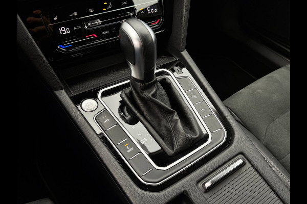 Volkswagen Passat Variant 1.4 TSI PHEV GTE | Trekhaak | IQ Light | Massage | Travel Assist | Dodehoek | Dealer onderhouden