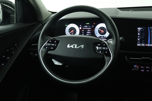 Kia Niro EV DynamicPlusLine 64.8 kWh (PANORAMADAK, TREKHAAK, CAMERA, STOEL/STUUR VERWARMING)