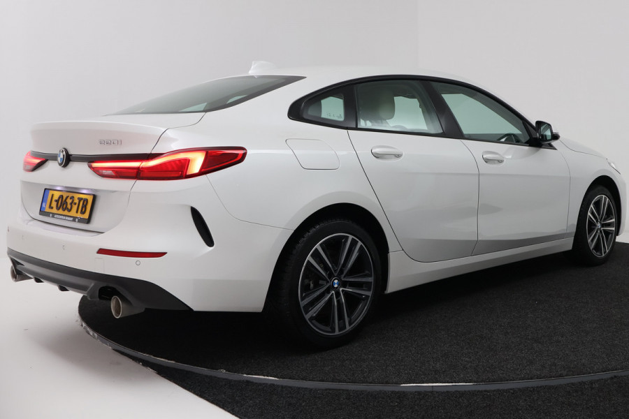 BMW 2 Serie Gran Coupé 220i Business Edition (CRUISE CONTROL, NAVIGATIE, SFEERVERLICHTING)