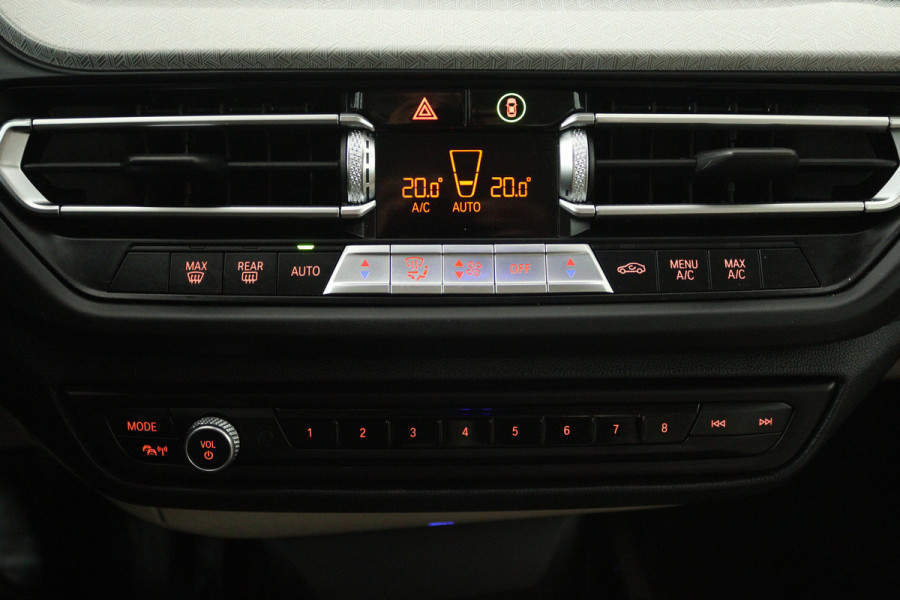 BMW 2 Serie Gran Coupé 220i Business Edition (CRUISE CONTROL, NAVIGATIE, SFEERVERLICHTING)