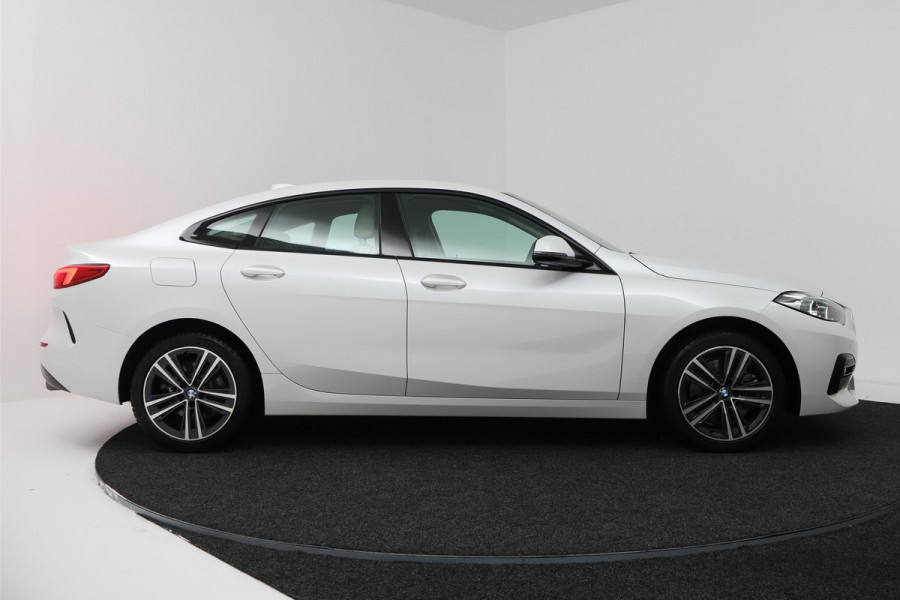 BMW 2 Serie Gran Coupé 220i Business Edition (CRUISE CONTROL, NAVIGATIE, SFEERVERLICHTING)