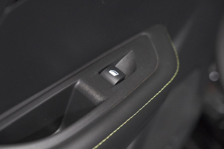 Peugeot 208 1.2 Hybrid 145 e-DCS6 GT | Alcantara Pakket | Camera | Apple Carplay | Stoelverwarming