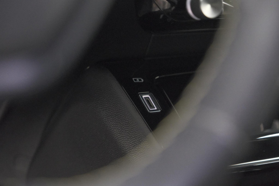 Peugeot 208 1.2 Hybrid 145 e-DCS6 GT | Alcantara Pakket | Camera | Apple Carplay | Stoelverwarming