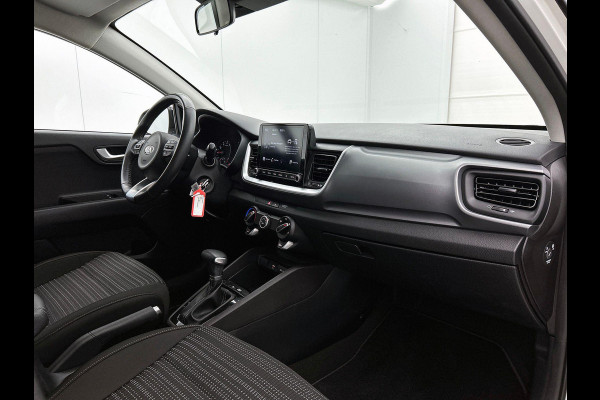 Kia Stonic 1.0 T-GDi 120pk MHEV DynamicLine Auto. Navigatie Apple Carplay/Android Auto Camera Parkeersensoren achter Cruise Control Lichtmetalen velgen Airco