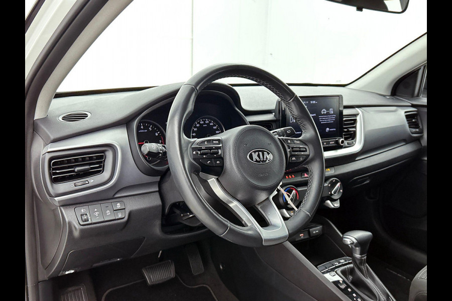 Kia Stonic 1.0 T-GDi 120pk MHEV DynamicLine Auto. Navigatie Apple Carplay/Android Auto Camera Parkeersensoren achter Cruise Control Lichtmetalen velgen Airco