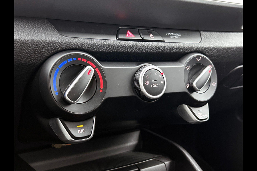 Kia Stonic 1.0 T-GDi 120pk MHEV DynamicLine Auto. Navigatie Apple Carplay/Android Auto Camera Parkeersensoren achter Cruise Control Lichtmetalen velgen Airco
