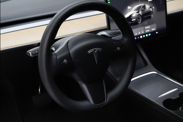 Tesla Model Y SOH: 96,7% Navi 360° Leder ACC Autopilot PDC Elektr. achterklep Stoelverwarmimg voor en achter Stuurverwarming Optie: Full Self-Driving Capability BTW auto