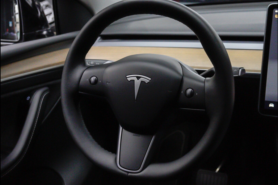 Tesla Model Y SOH: 96,7% Navi 360° Leder ACC Autopilot PDC Elektr. achterklep Stoelverwarmimg voor en achter Stuurverwarming Optie: Full Self-Driving Capability BTW auto