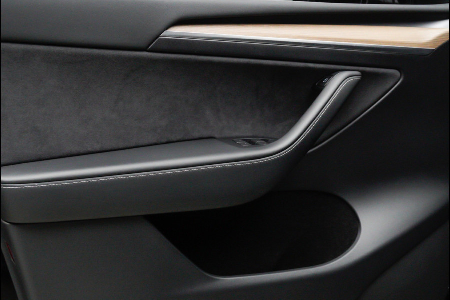 Tesla Model Y SOH: 96,7% Navi 360° Leder ACC Autopilot PDC Elektr. achterklep Stoelverwarmimg voor en achter Stuurverwarming Optie: Full Self-Driving Capability BTW auto