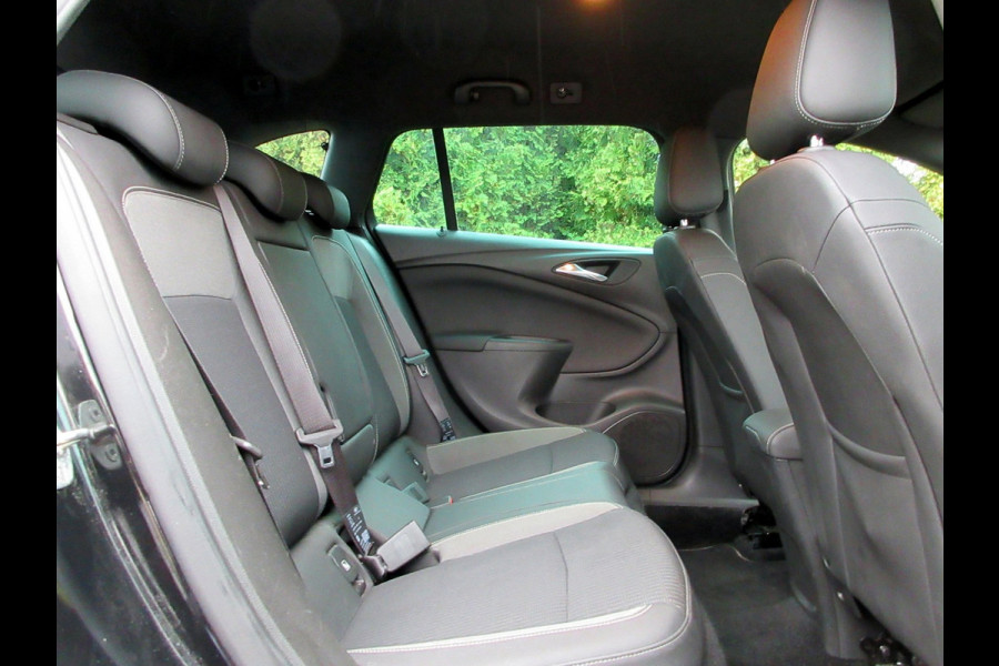 Opel Astra Sports Tourer 1.2 Elegance * Navi * Trekhaak *