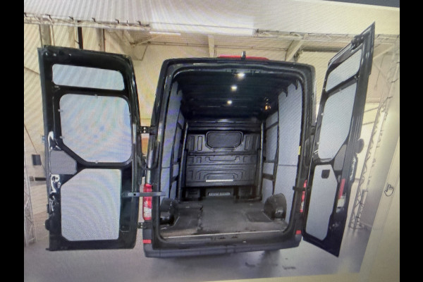 Volkswagen Crafter 35 2.0 TDI 140pk automaat L3H3 ( L2H2 ) Comfortline / euro 6 / bpm vrij / lease vanaf € 407 / vaste prijs rijklaar € 24.950 ex btw / dubbele schuifdeur / airco / cruise / camera !