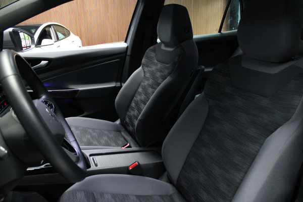 Volkswagen ID.4 Pro Navi HUD ACC Camera Warmtep. Carplay PDC Stuurverwarm. LM velgen Climate (3 zone) Interieur voorverwarming & koeling