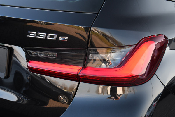 BMW 3 Serie Touring 330e M-Sport Pano DA-Prof E-zetels HUD 19inch