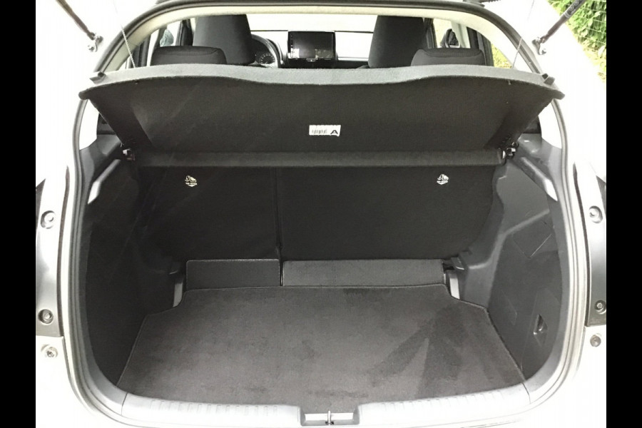 Mazda 2 Hybrid 1.5 Centre-line / Toyota Yaris