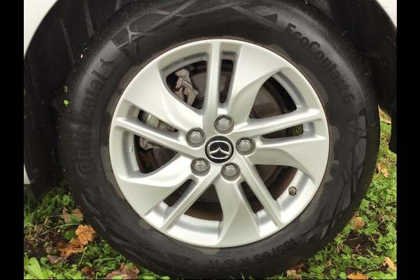 Mazda 2 Hybrid 1.5 Centre-line / Toyota Yaris