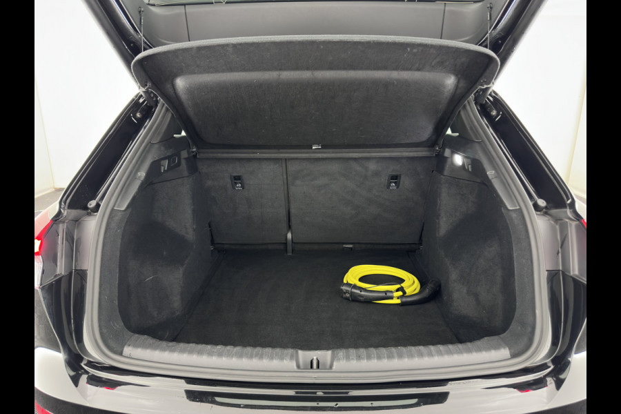 Audi Q4 e-tron 40 S edition 77 kWh (3-Fase-11kW) (INCL.BTW) *HEAT-PUMP | LEATHER-FABRIC | MATRIX-LED | ADAPTIVE-CRUISE | CAMERA | DIGI-COCKPIT | KEYLESS | AMBIENT-LIGHT | AUDI-SOUND | NAVI-FULLMAP | PRIVACY-GLASS | ECC | PDC | 20''ALU*