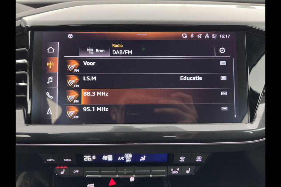 Audi Q4 e-tron 40 S edition 77 kWh (3-Fase-11kW) (INCL.BTW) *HEAT-PUMP | LEATHER-FABRIC | MATRIX-LED | ADAPTIVE-CRUISE | CAMERA | DIGI-COCKPIT | KEYLESS | AMBIENT-LIGHT | AUDI-SOUND | NAVI-FULLMAP | PRIVACY-GLASS | ECC | PDC | 20''ALU*