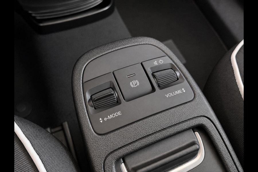 Fiat 500E 42 kWh Navigatie by Apple Carplay Android Auto camera Parkeersensoren rondom Dodehoekdetectie Cruise Control Stoelverwarming Keyless Entry Climate Control