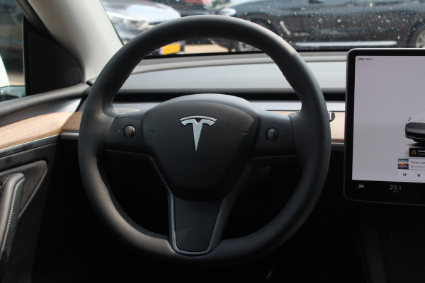 Tesla Model Y Long Range AWD 75 kWh / Autopilot / Panoramadak / Camera / 20'' / Keyless / Leder / Dodehoek / Navigatie / Stoelverwarming