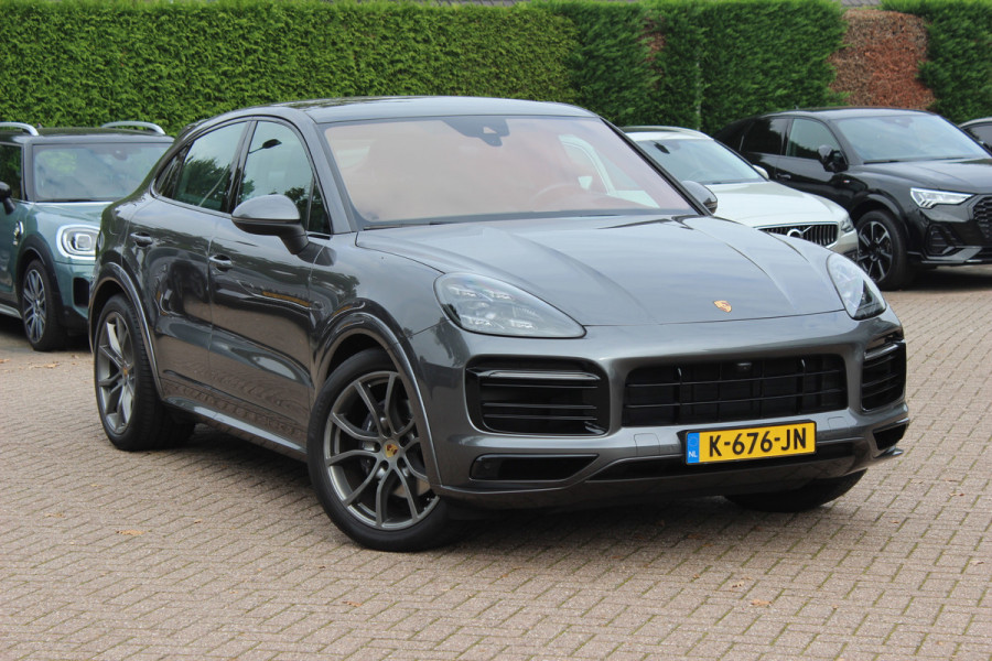 Porsche Cayenne Coupé 3.0 E-Hybrid / Trekhaak / Panoramadak / 360Camera / Head-up / Achterasbesturing / Softclose / 21'' / Matrix LED / Luchtvering / Sportdesign+Chrono / Dodehoek / DAB / Cruise Control