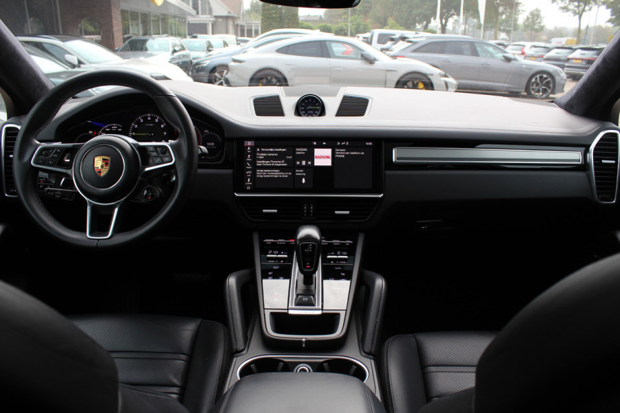Porsche Cayenne Coupé 3.0 E-Hybrid / Trekhaak / Panoramadak / 360Camera / Head-up / Achterasbesturing / Softclose / 21'' / Matrix LED / Luchtvering / Sportdesign+Chrono / Dodehoek / DAB / Cruise Control