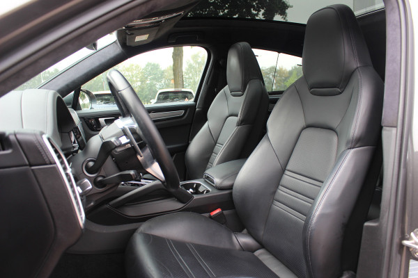 Porsche Cayenne Coupé 3.0 E-Hybrid / Trekhaak / Panoramadak / 360Camera / Head-up / Achterasbesturing / Softclose / 21'' / Matrix LED / Luchtvering / Sportdesign+Chrono / Dodehoek / DAB / Cruise Control