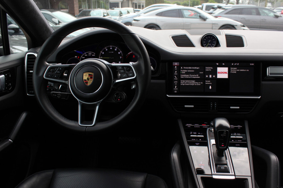 Porsche Cayenne Coupé 3.0 E-Hybrid / Trekhaak / Panoramadak / 360Camera / Head-up / Achterasbesturing / Softclose / 21'' / Matrix LED / Luchtvering / Sportdesign+Chrono / Dodehoek / DAB / Cruise Control