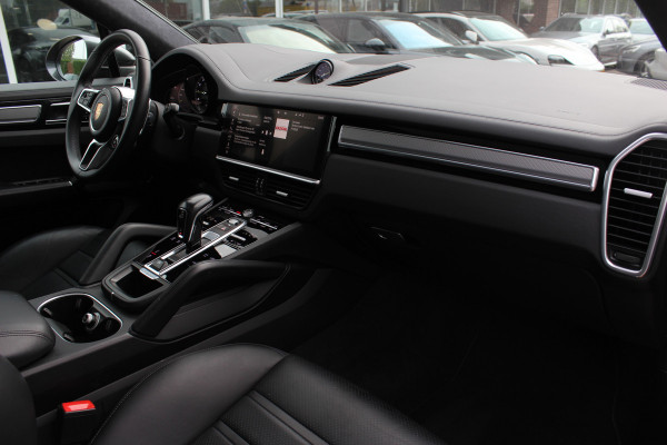 Porsche Cayenne Coupé 3.0 E-Hybrid / Trekhaak / Panoramadak / 360Camera / Head-up / Achterasbesturing / Softclose / 21'' / Matrix LED / Luchtvering / Sportdesign+Chrono / Dodehoek / DAB / Cruise Control