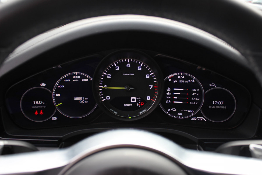 Porsche Cayenne Coupé 3.0 E-Hybrid / Trekhaak / Panoramadak / 360Camera / Head-up / Achterasbesturing / Softclose / 21'' / Matrix LED / Luchtvering / Sportdesign+Chrono / Dodehoek / DAB / Cruise Control