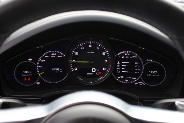 Porsche Cayenne Coupé 3.0 E-Hybrid / Trekhaak / Panoramadak / 360Camera / Head-up / Achterasbesturing / Softclose / 21'' / Matrix LED / Luchtvering / Sportdesign+Chrono / Dodehoek / DAB / Cruise Control