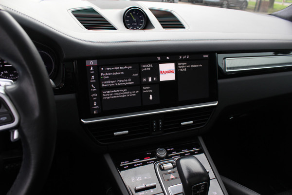 Porsche Cayenne Coupé 3.0 E-Hybrid / Trekhaak / Panoramadak / 360Camera / Head-up / Achterasbesturing / Softclose / 21'' / Matrix LED / Luchtvering / Sportdesign+Chrono / Dodehoek / DAB / Cruise Control