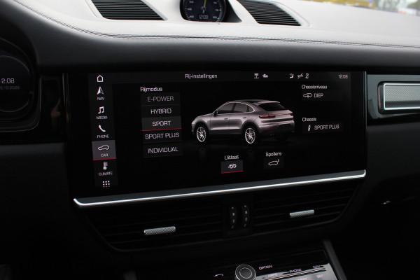 Porsche Cayenne Coupé 3.0 E-Hybrid / Trekhaak / Panoramadak / 360Camera / Head-up / Achterasbesturing / Softclose / 21'' / Matrix LED / Luchtvering / Sportdesign+Chrono / Dodehoek / DAB / Cruise Control