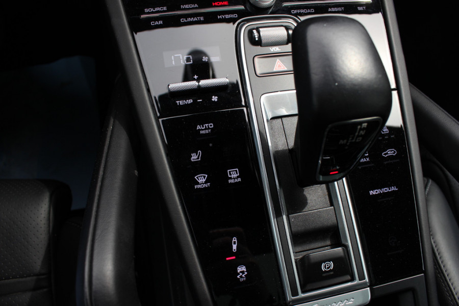 Porsche Cayenne Coupé 3.0 E-Hybrid / Trekhaak / Panoramadak / 360Camera / Head-up / Achterasbesturing / Softclose / 21'' / Matrix LED / Luchtvering / Sportdesign+Chrono / Dodehoek / DAB / Cruise Control