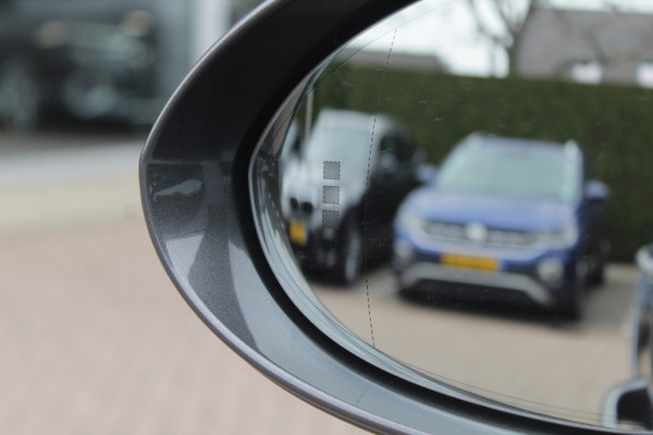 Porsche Cayenne Coupé 3.0 E-Hybrid / Trekhaak / Panoramadak / 360Camera / Head-up / Achterasbesturing / Softclose / 21'' / Matrix LED / Luchtvering / Sportdesign+Chrono / Dodehoek / DAB / Cruise Control