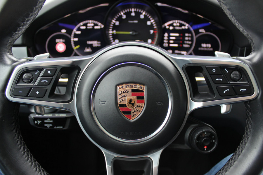 Porsche Cayenne Coupé 3.0 E-Hybrid / Trekhaak / Panoramadak / 360Camera / Head-up / Achterasbesturing / Softclose / 21'' / Matrix LED / Luchtvering / Sportdesign+Chrono / Dodehoek / DAB / Cruise Control