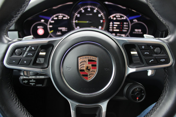 Porsche Cayenne Coupé 3.0 E-Hybrid / Trekhaak / Panoramadak / 360Camera / Head-up / Achterasbesturing / Softclose / 21'' / Matrix LED / Luchtvering / Sportdesign+Chrono / Dodehoek / DAB / Cruise Control