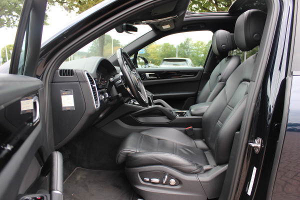Porsche Cayenne 3.0 E-Hybrid / Panoramadak / 360Camera / Achterasbesturing / Luchtvering / Softclose / Sportchrono / 21'' / Keyless / Stoelventilatie+Verwarming / Bose / DAB / Cruise Control