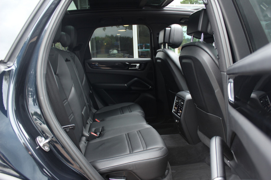 Porsche Cayenne 3.0 E-Hybrid / Panoramadak / 360Camera / Achterasbesturing / Luchtvering / Softclose / Sportchrono / 21'' / Keyless / Stoelventilatie+Verwarming / Bose / DAB / Cruise Control
