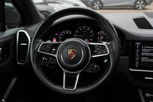 Porsche Cayenne 3.0 E-Hybrid / Panoramadak / 360Camera / Achterasbesturing / Luchtvering / Softclose / Sportchrono / 21'' / Keyless / Stoelventilatie+Verwarming / Bose / DAB / Cruise Control
