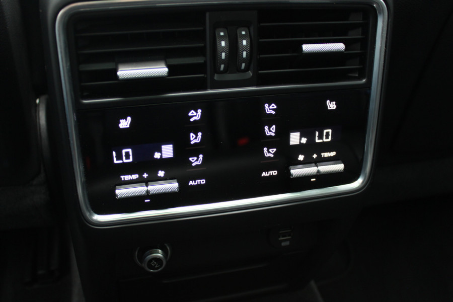 Porsche Cayenne 3.0 E-Hybrid / Panoramadak / 360Camera / Achterasbesturing / Luchtvering / Softclose / Sportchrono / 21'' / Keyless / Stoelventilatie+Verwarming / Bose / DAB / Cruise Control