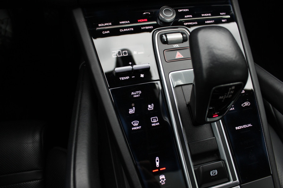 Porsche Cayenne 3.0 E-Hybrid / Panoramadak / 360Camera / Achterasbesturing / Luchtvering / Softclose / Sportchrono / 21'' / Keyless / Stoelventilatie+Verwarming / Bose / DAB / Cruise Control