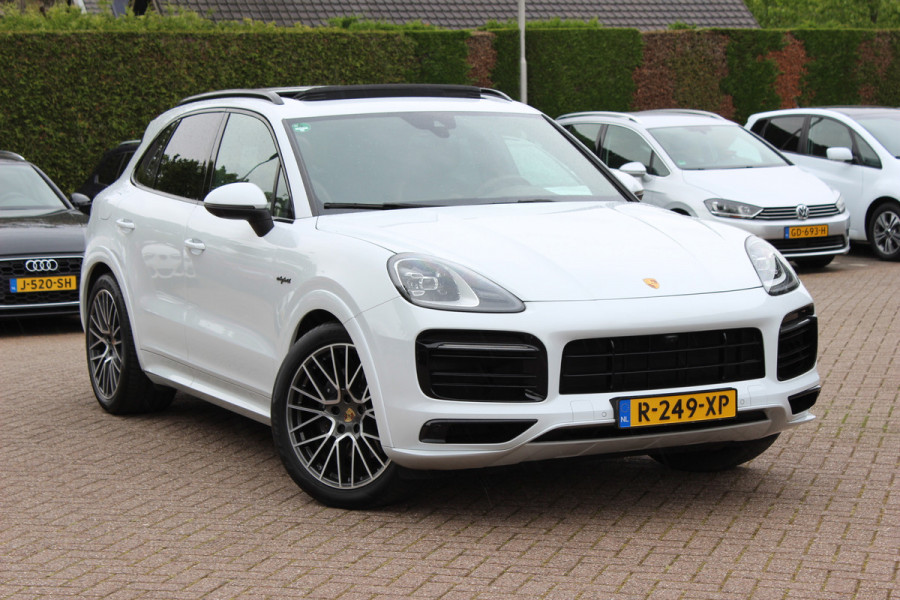 Porsche Cayenne 3.0 E-Hybrid / Trekhaak / Panoramadak / 360Camera / Luchtvering / 21'' / Bose / Sportdesign+Chrono / Leder / Stuur+Stoelverwarming / Dodehoek / DAB / Cruise Control