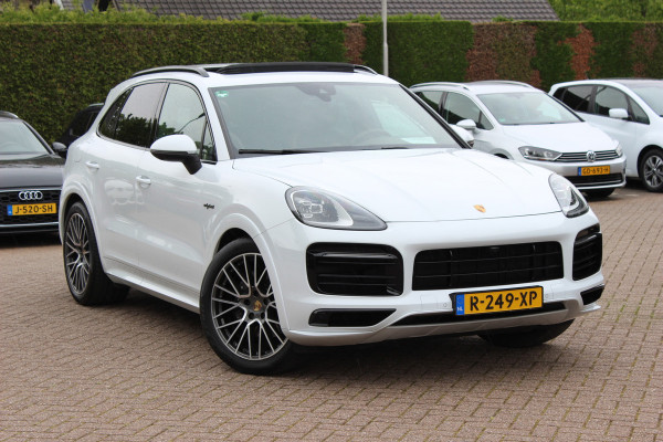 Porsche Cayenne 3.0 E-Hybrid / Trekhaak / Panoramadak / 360Camera / Luchtvering / 21'' / Bose / Sportdesign+Chrono / Leder / Stuur+Stoelverwarming / Dodehoek / DAB / Cruise Control