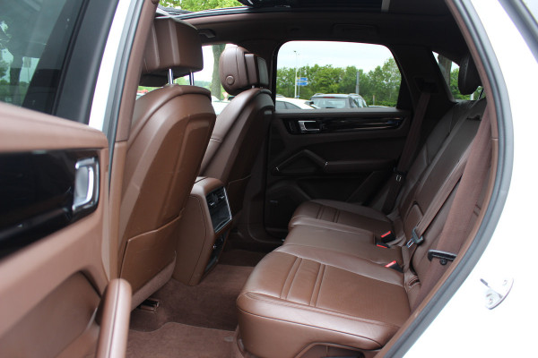 Porsche Cayenne 3.0 E-Hybrid / Trekhaak / Panoramadak / 360Camera / Luchtvering / 21'' / Bose / Sportdesign+Chrono / Leder / Stuur+Stoelverwarming / Dodehoek / DAB / Cruise Control